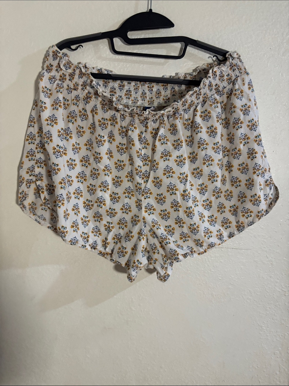 Old Navy White Floral Elastic-Waist Casual Shorts - Picture 4 of 5